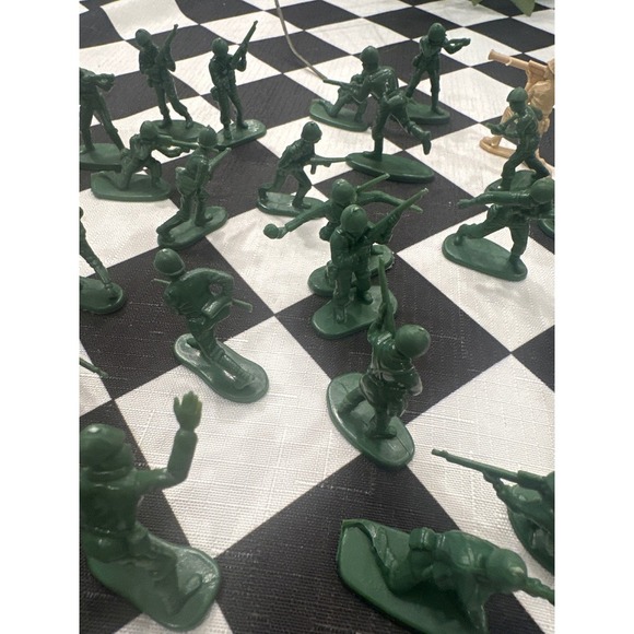 Vintage Plastic Army Men Toy Soldiers with US Flag Lot - Green & Tan Figures - Picture 3 of 3